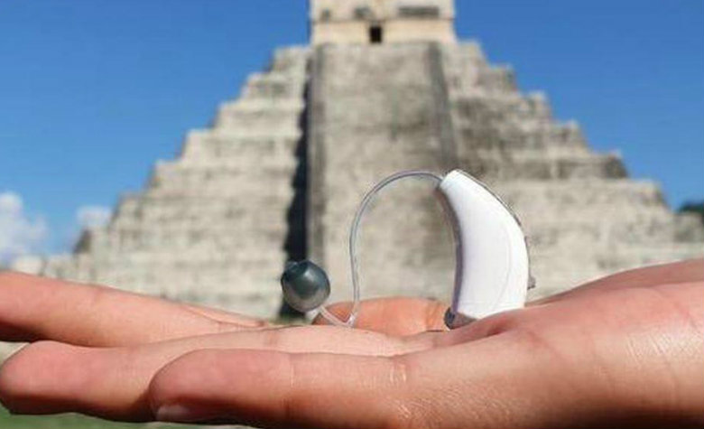 Lanzan audífonos para adultos mayores que mandan alertas en caso de emergencia; en México