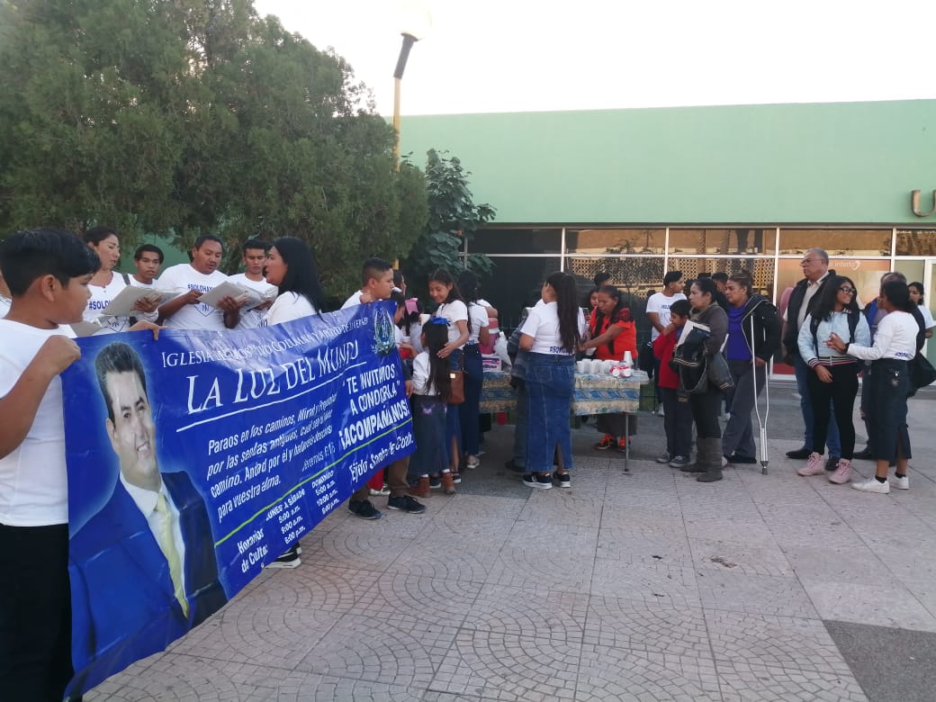 Integrantes de la iglesia La Luz del Mundo dieron alimentos a familiares de enfermos en clínica 16