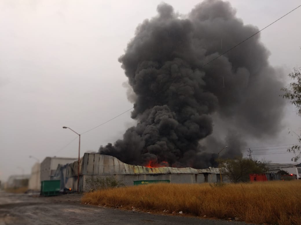 Telediario noticia Se incendia bodega recicladora de aceites en Apodaca