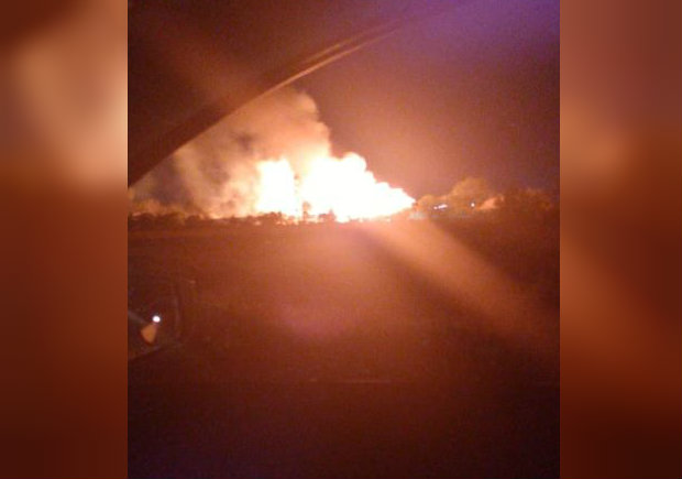 Incendio consume recicladora de madera en Apodaca