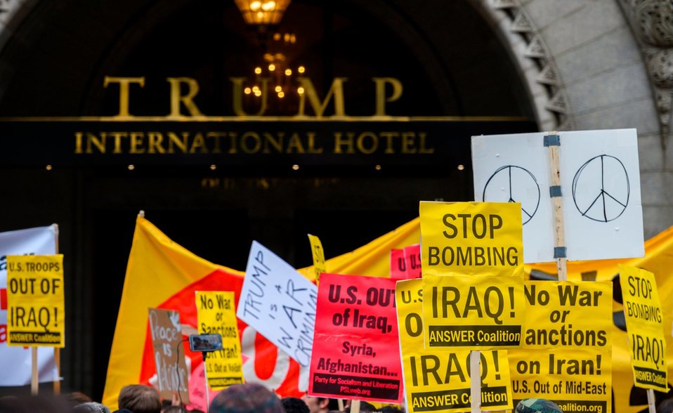 Miles de personas en EU dicen "no" a la guerra con Irán