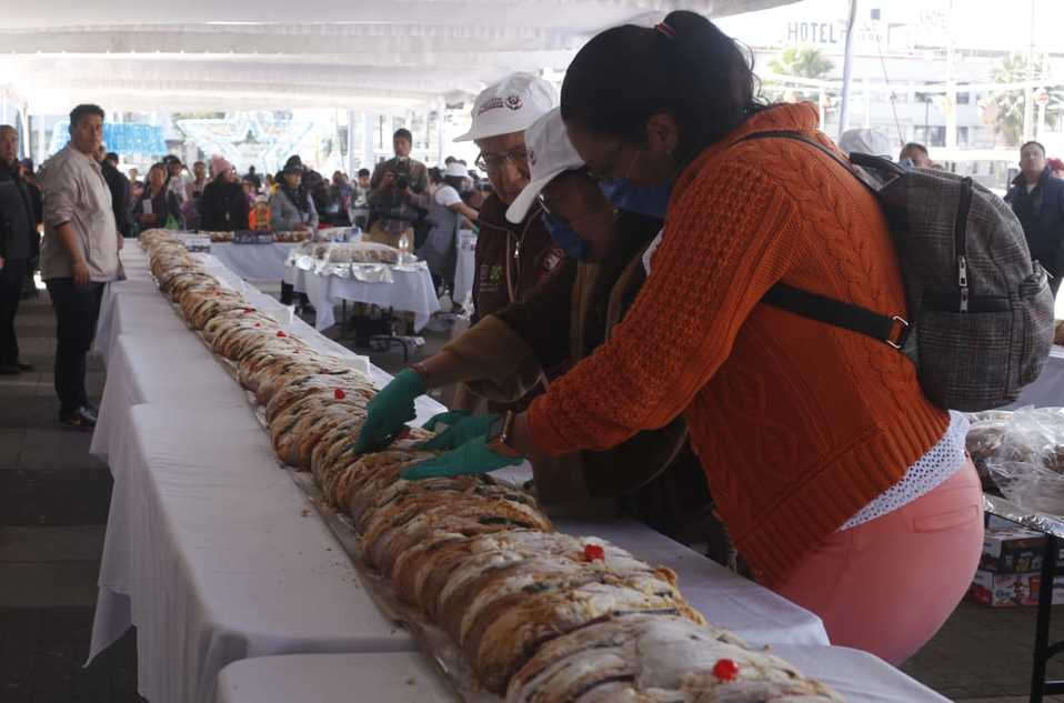Con niños y papás, Sheinbaum parte Rosca de Reyes en la GAM