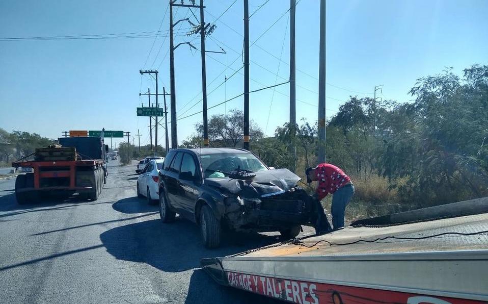Por intentar ganarle el paso, auto es impactado por tren | Telediario ...