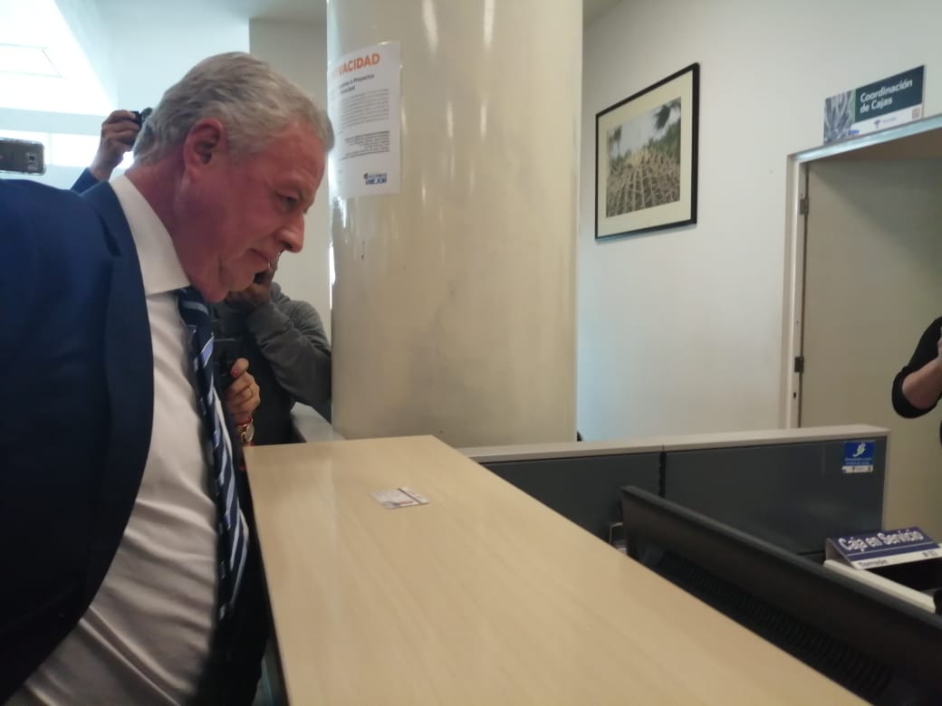Alcalde de Torreón acude a pagar el predial