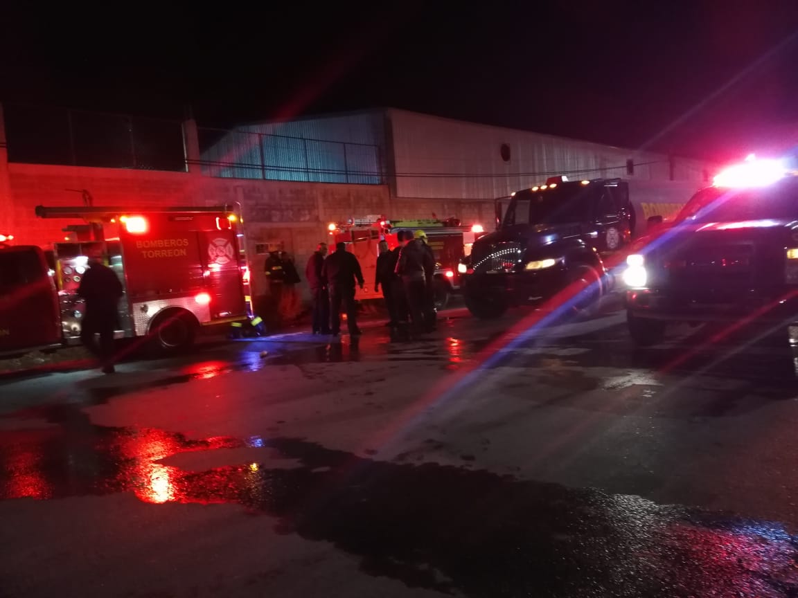 Incendio consume dos camiones de empresa lechera en Zona Industrial de Torreón