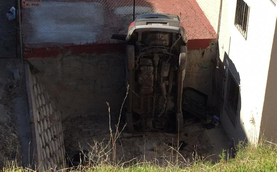 Tras asaltar comercios, huye pero cae a barranco en su auto y muere