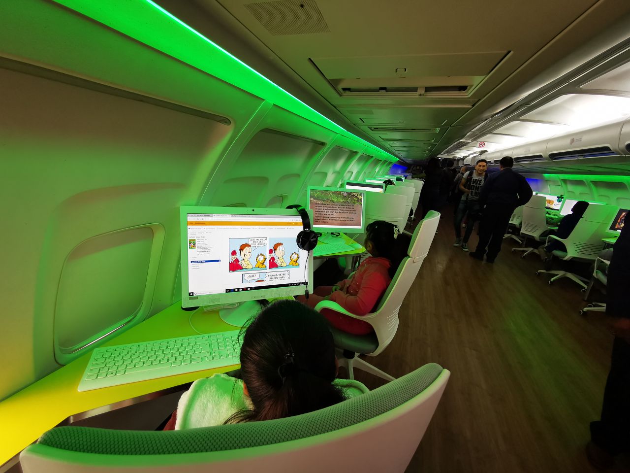 Avión Boeing 737 se convierte en biblioteca