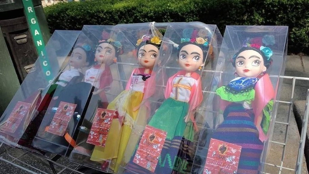 Hecho en México: mujer vende muñecas artesanales llamadas Friditas
