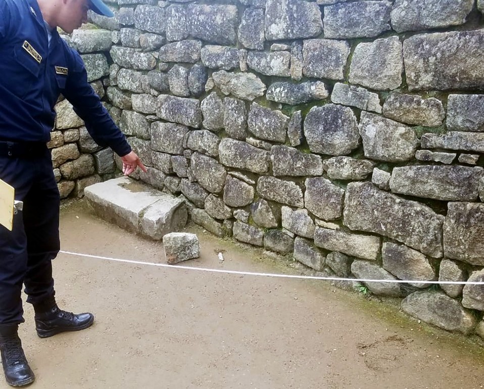 Detienen a turistas por dañar templo y defecar en Machu Picchu