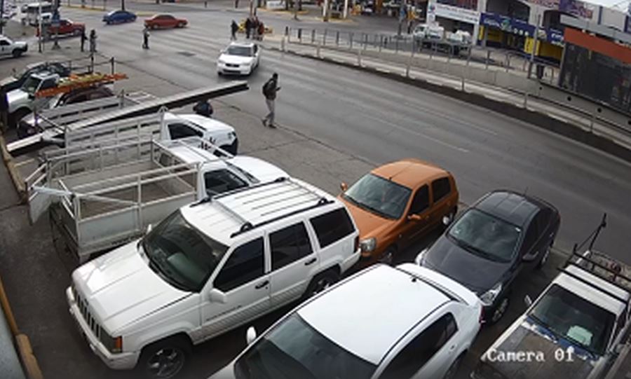 VIDEO: Conductor se pasa semáforo en rojo, atropella a peatón y choca ...