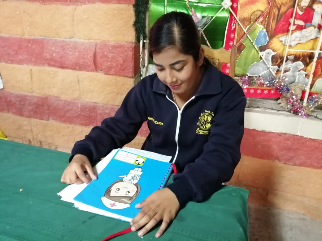 Estudiante lagunera orgullosa de sus padres pepenadores; busca devolverles todo el esfuerzo