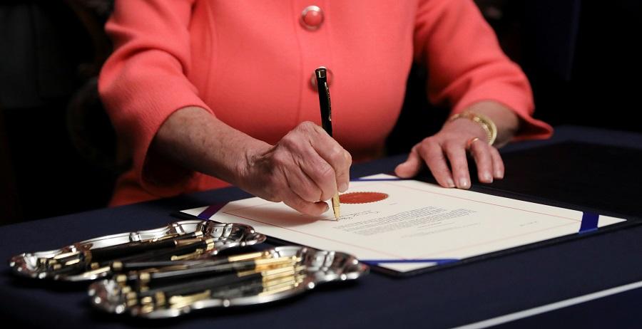 Cámara baja de EU entrega&nbsp;al Senado los cargos contra Trump