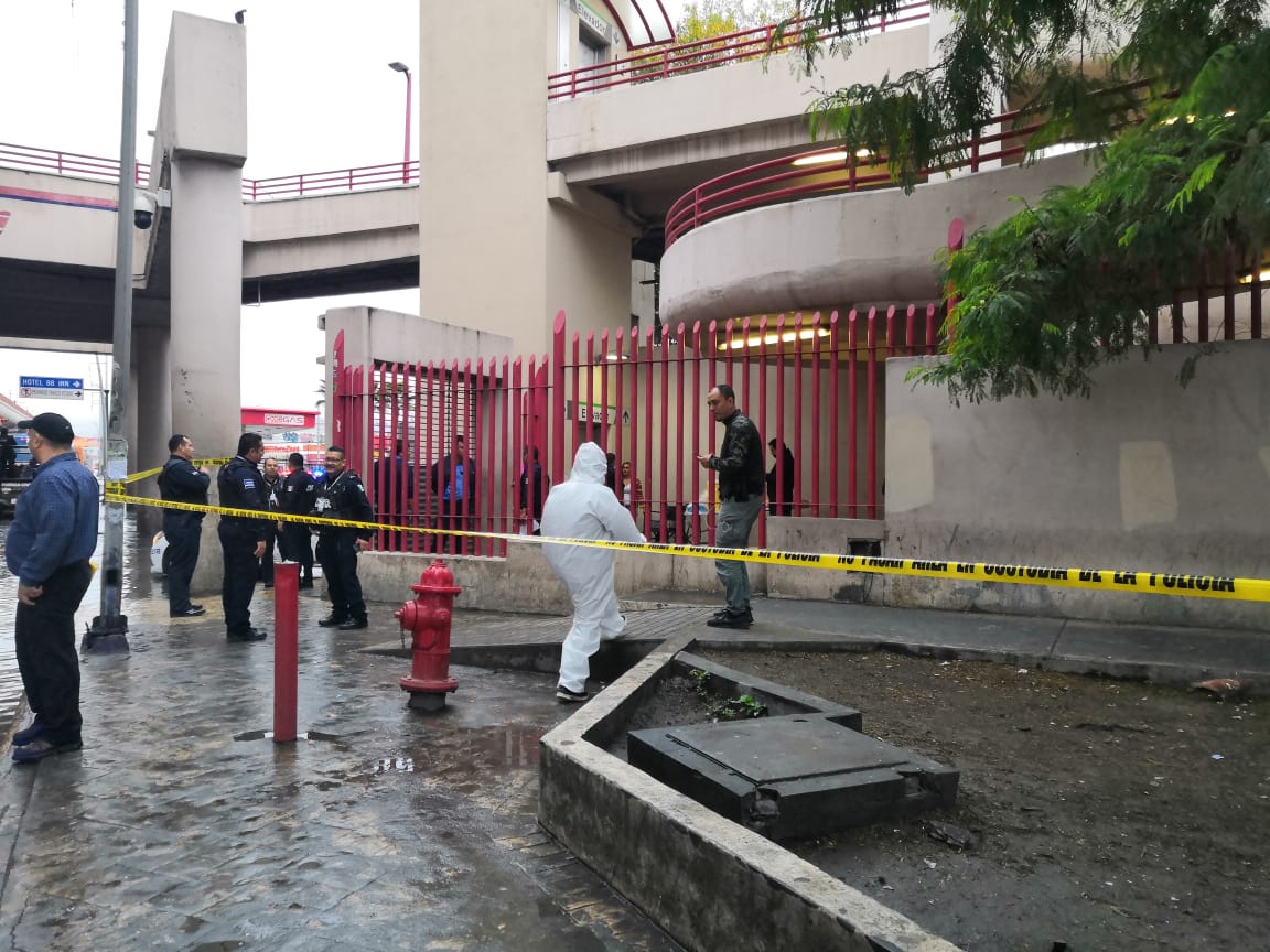 Ejecutan a una mujer y balean a un hombre dentro del Metro en la estación Tapia