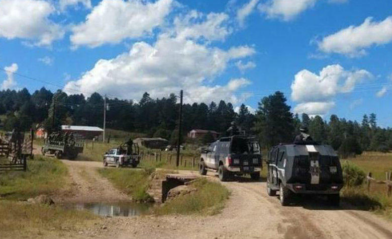 Civiles armados incendian 20 casas de poblado en disputa con cárteles de la droga
