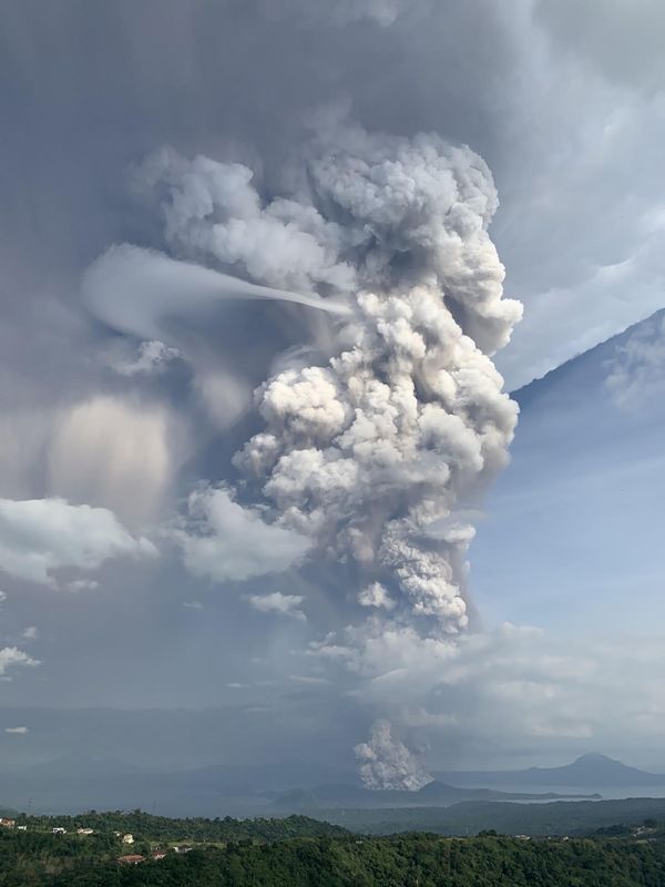 Evacúan a miles de habitantes por riesgo de nueva erupción volcánica