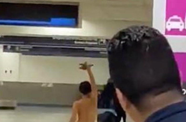 Mujer camina y canta desnuda en aeropuerto (VIDEO)