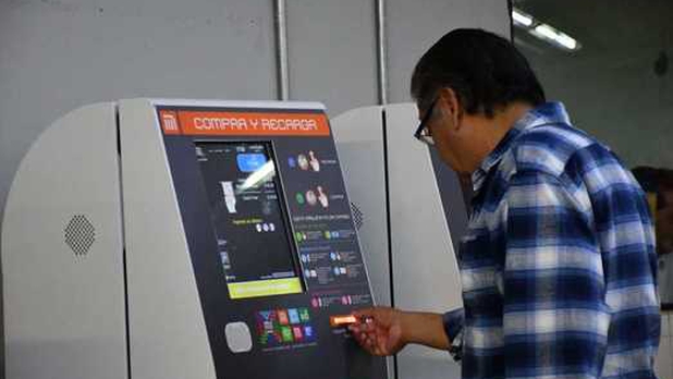 Instalan 100 máquinas para comprar y recargar la nueva tarjeta del Metro