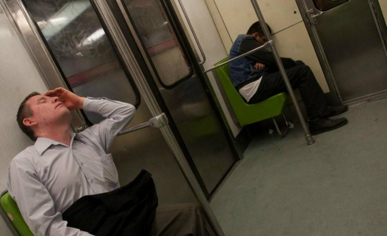 Lo multan por quedarse dormido en el Metro de la CDMX [VIDEO]