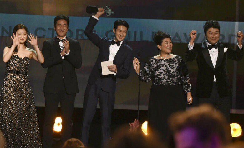 'Parásitos' gana estatuilla a 'Mejor Elenco' en los premios SAG y sigue rumbo al Oscar