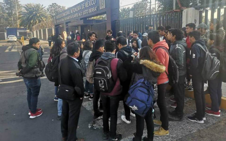 Encapuchados toman Prepa 3 por acoso y abuso sexual a estudiantes