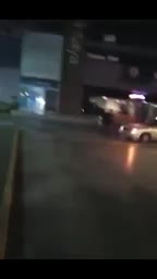 VIDEO: Taxista arrolla a un hombre frente a una plaza comercial en Guadalupe 