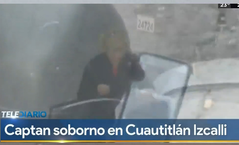 Captan a policías de tránsito recibiendo presuntos sobornos