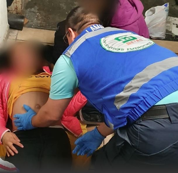 Auxilian a embarazada en la Línea 2 del Metro al presentar dolores de parto