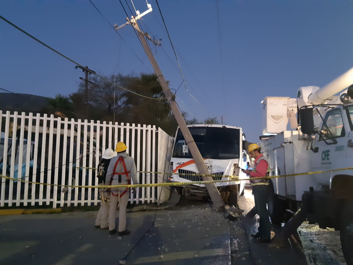 Camión de personal se estrella contra un poste y deja sin luz a dos ...