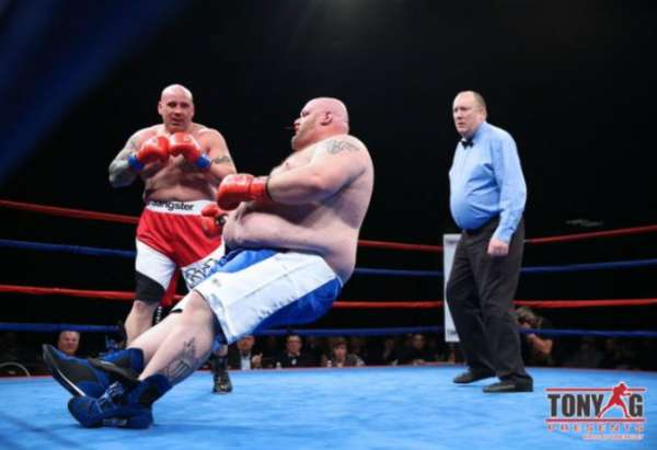 Impresionante NOCAUT a boxeador de 180 kilos durante su debut como profesional