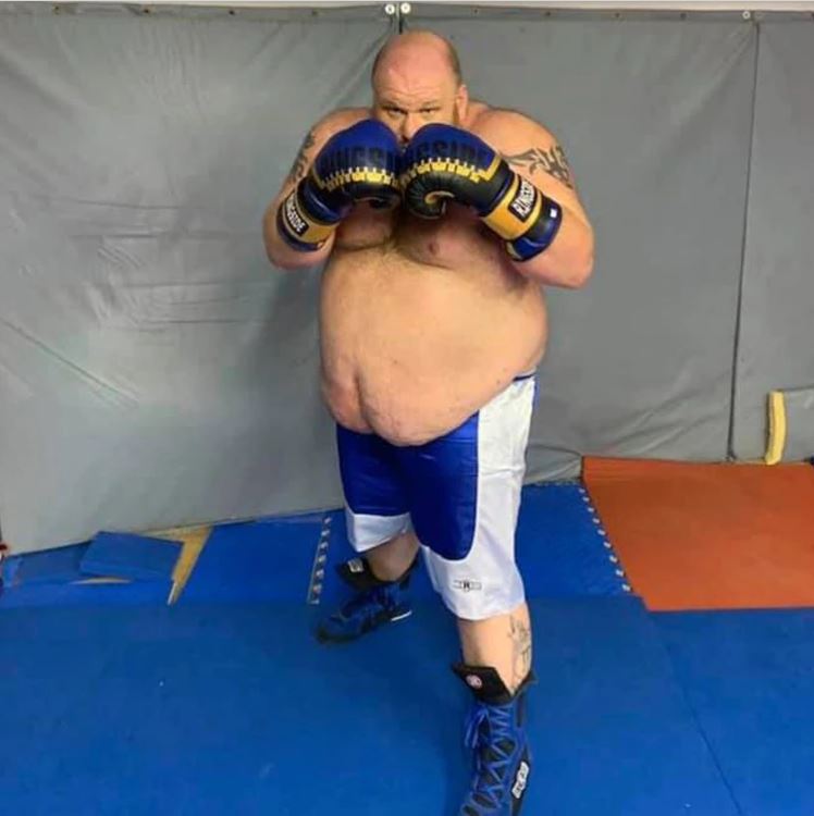 Impresionante NOCAUT a boxeador de 180 kilos durante su debut como profesional