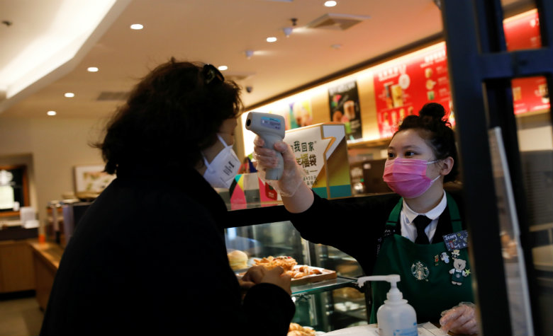 En China usan cascaras de naranja y brasieres como cubrebocas por coronavirus (FOTOS)