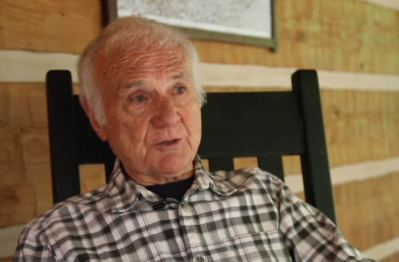 A los 85 años, sacerdote abandona la iglesia para dedicarse al cine para adultos (VIDEO)
