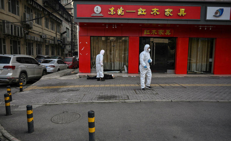 Impactan imágenes de hombre muerto en plena calle de Wuhan