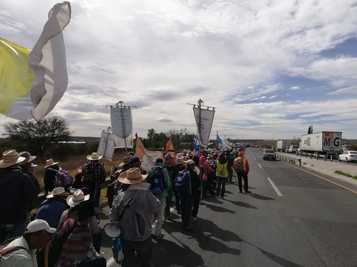 Resguardan a miles de peregrinos rumbo a San Juan de los Lagos 