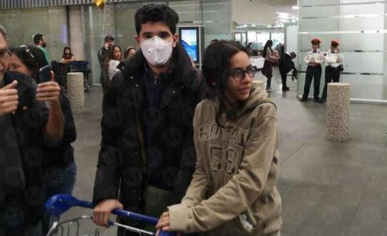 Mexicanos llegan desde China al Aeropuerto CDMX tras brote de Coronavirus