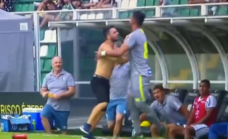 Jugador de futbol agrede a aficionado (VIDEO)