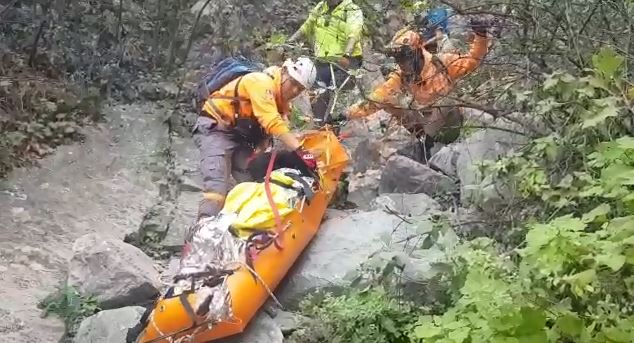 Rescatan a hombre que sufrió caída en el Cerro de las Mitras