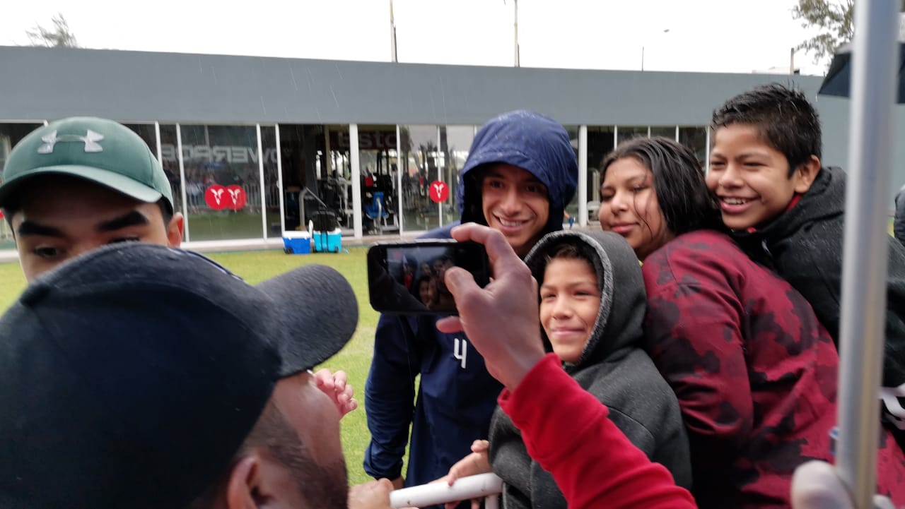 Pese a lluvia, 100 aficionados acudieron al entrenamiento de Chivas