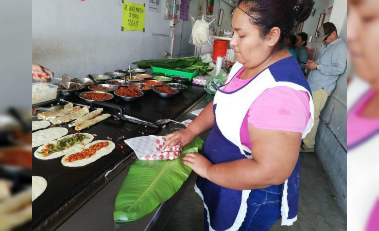 Venden sus quesadillas envueltas en hoja de Papatla como alternativa al plástico y papel