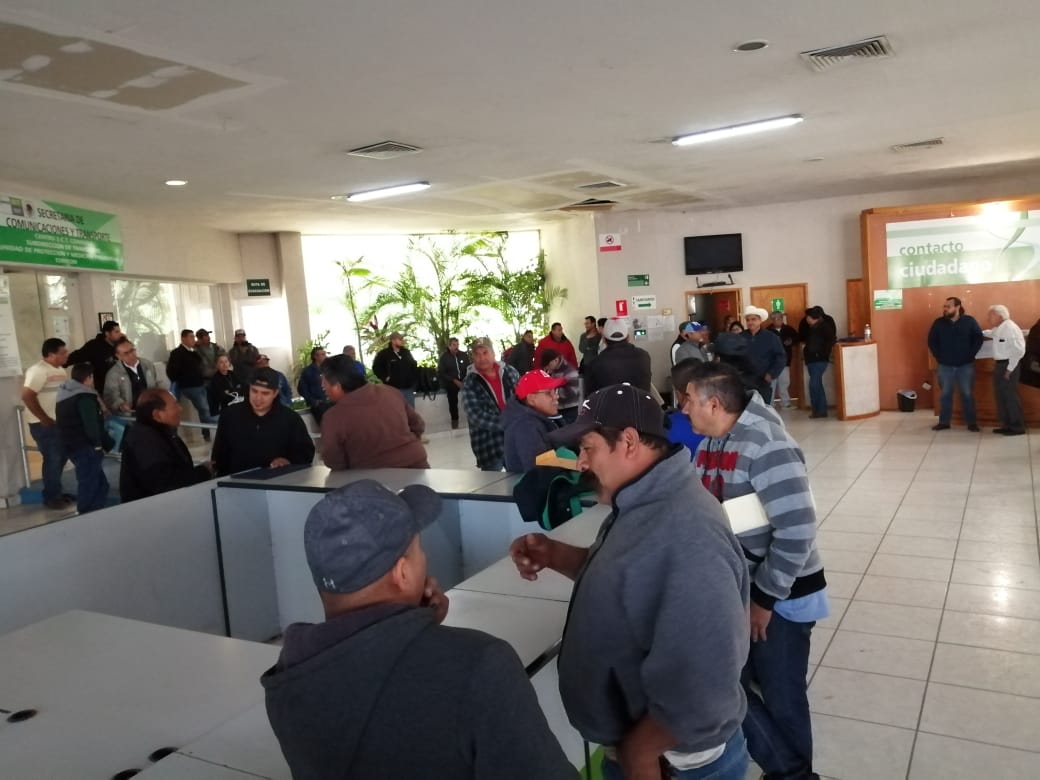 Choferes realizan manifestación en SCT