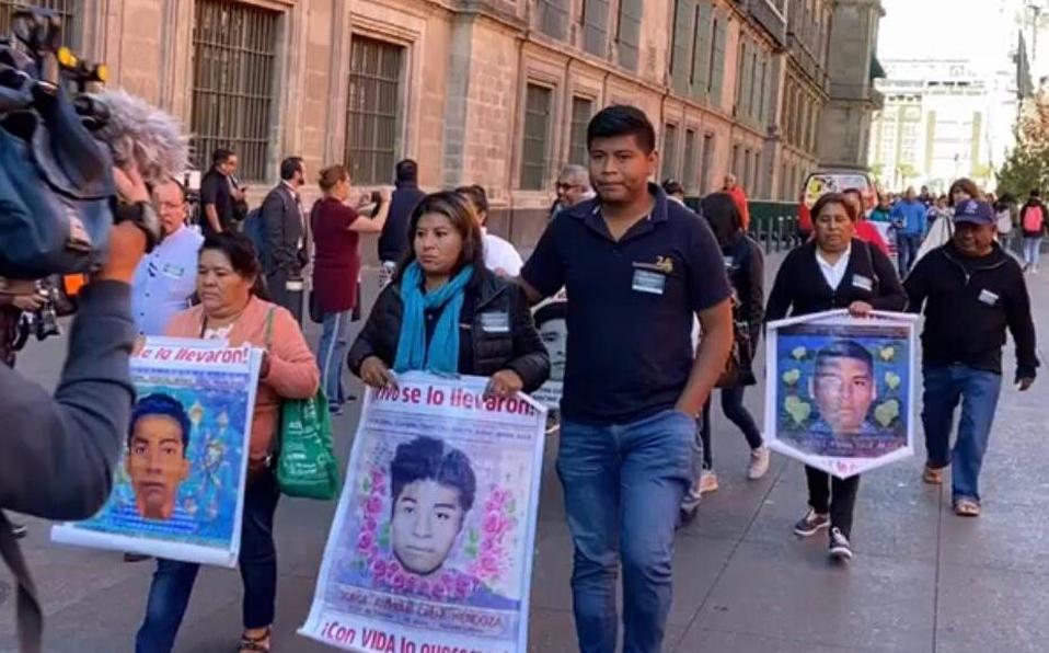 Padres de los 43 se reúnen con AMLO en Palacio Nacional | Telediario México