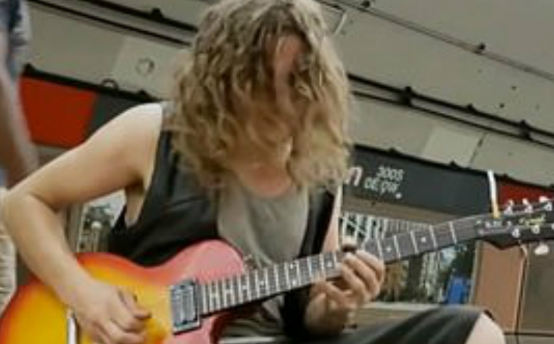 Rockero es apuñalado en el metro por provocar “dolor de cabeza”