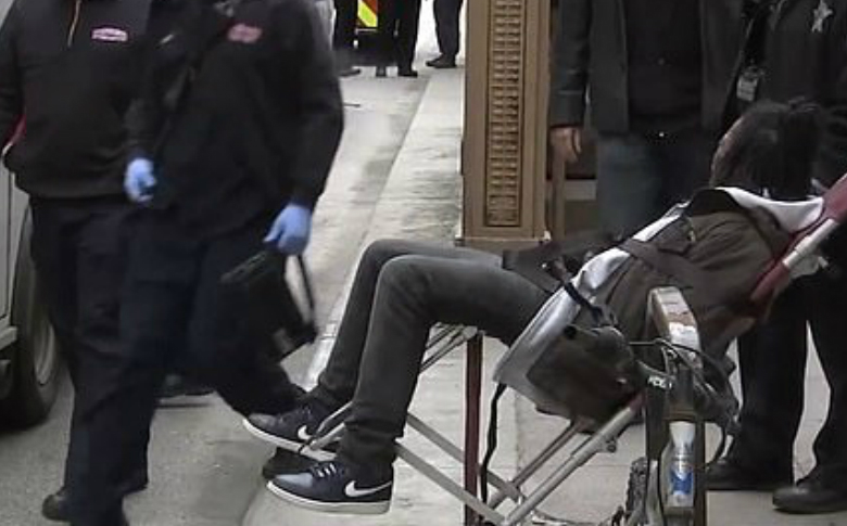 Rockero es apuñalado en el metro por provocar “dolor de cabeza”