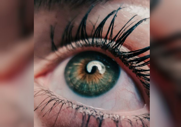 Mujer pide que le apliquen pestañas y le dejan los ojos pegados
