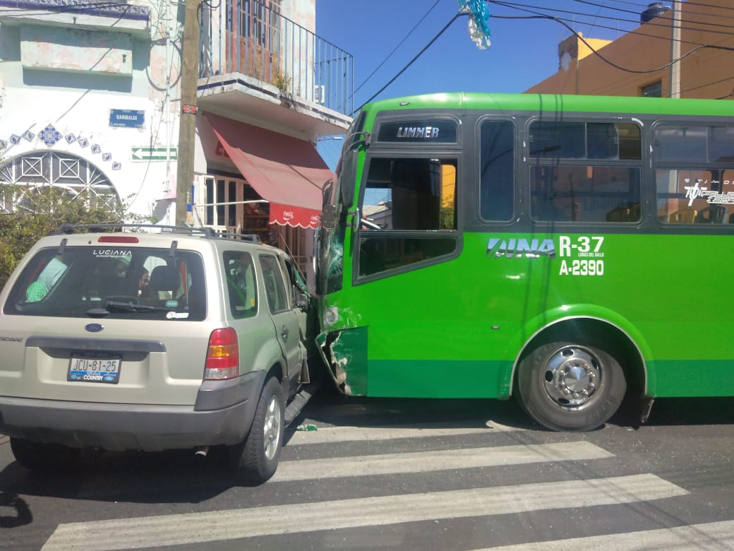 Dos unidades de transporte público involucradas en accidentes