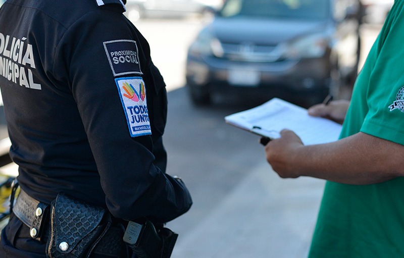 Hieren a policía en persecución, detienen a agresores