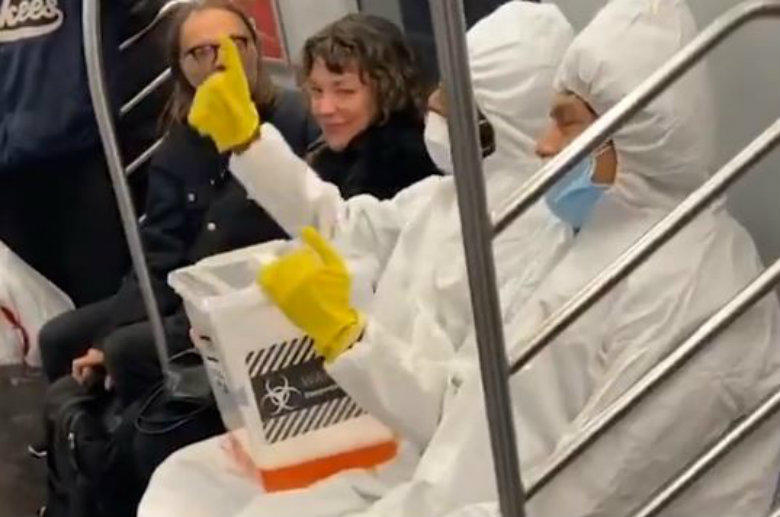 Bromistas “derraman” virus Covid-19 en el metro y asustan a pasajeros