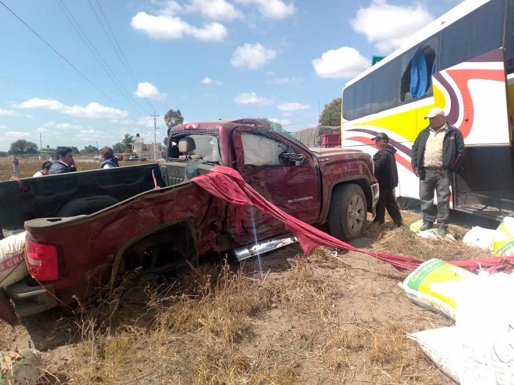 Camioneta choca contra autobús en la carretera El Seco-Acatzingo