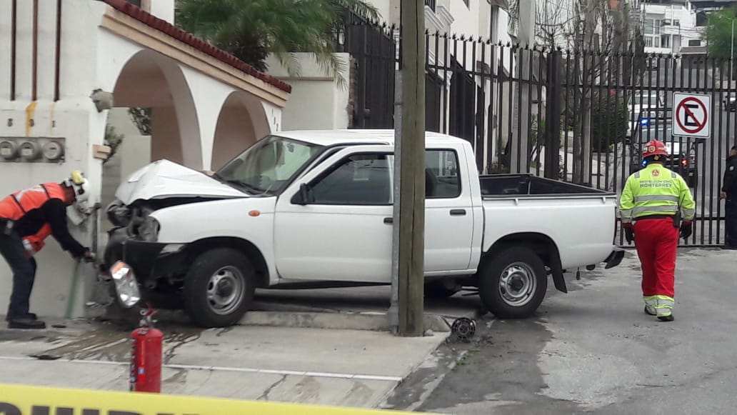 Conductor pierde el control y se impacta contra una casa en Prados de ...