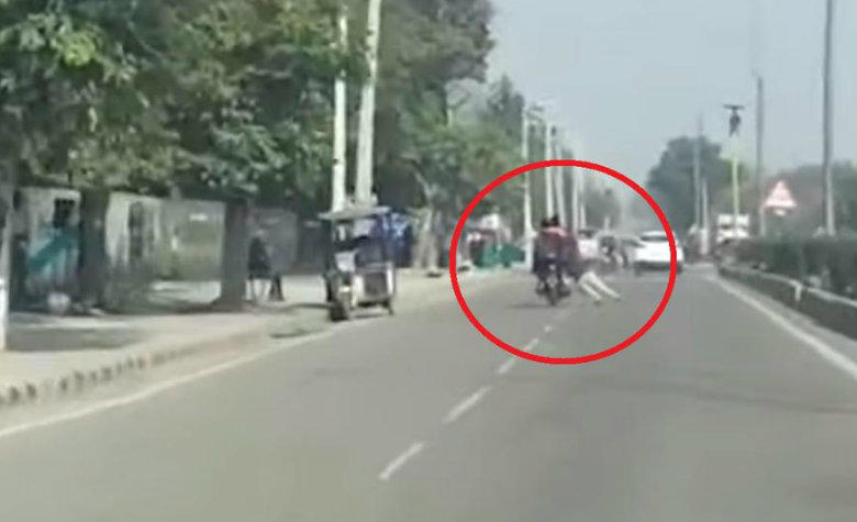 Para evitar infracción motociclista arranca y arrastra a policía 500 metros [VIDEO]